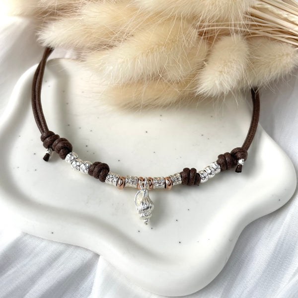 CL010 Collana con cordino cerato granelli in 2 fantasie ed elemento centrale a scelta a parte