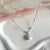 CL0176 Collana con fiore pendente “grazie maestra”