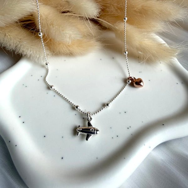 CL0137 Collana viaggi palline alternate in argento con aereo e cuore pendenti