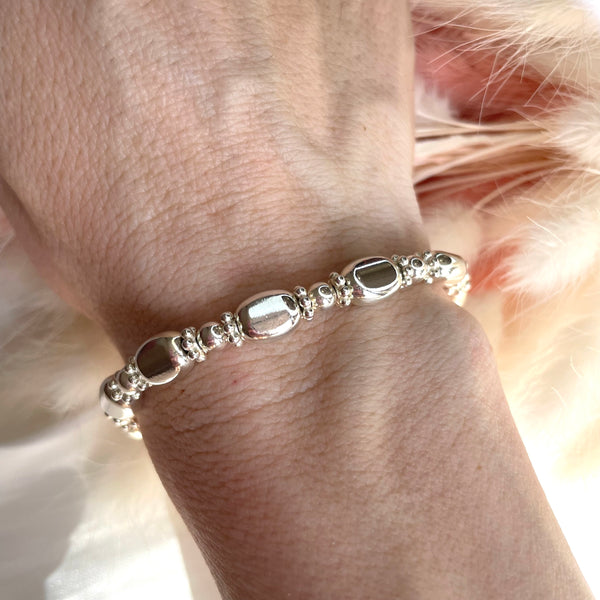 B048 Bracciali con sassi grandi lisci, palline e rondelle fiore