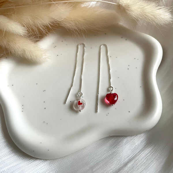 O0014 Orecchini pendenti con cuori vetro murano