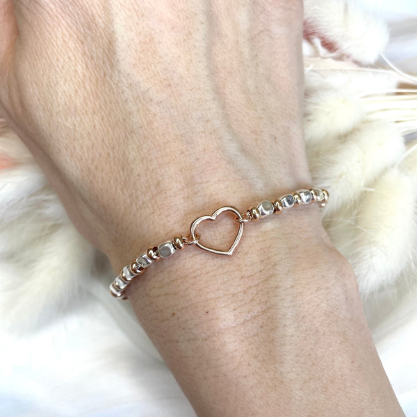 B135 Bracciale con pepite martellate piccole e nodini rosati+ cuore vuoto piccolo centrale