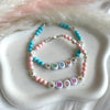 B0272 Bracciale con palline in pasta di turchese o corallo da 3mm con lettere MOM o MAMMA e margherite