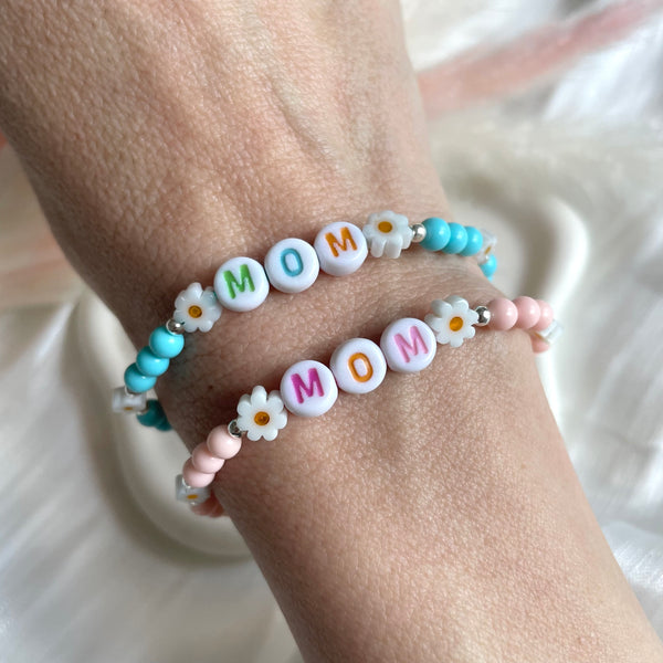 B0272 Bracciale con palline in pasta di turchese o corallo da 3mm con lettere MOM o MAMMA e margherite