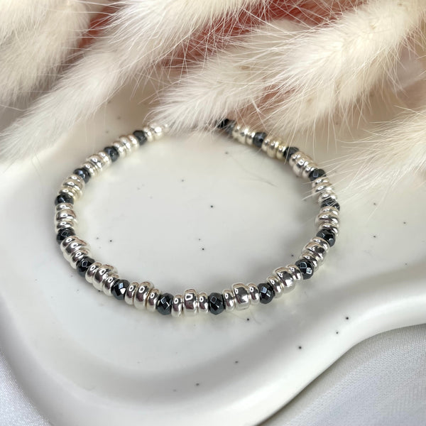 B084 Bracciale con rondelle ematite intervallate a rondelle piccole e medie