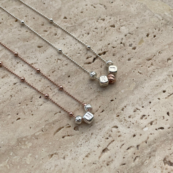 CL001 Collana con iniziale/i cubo