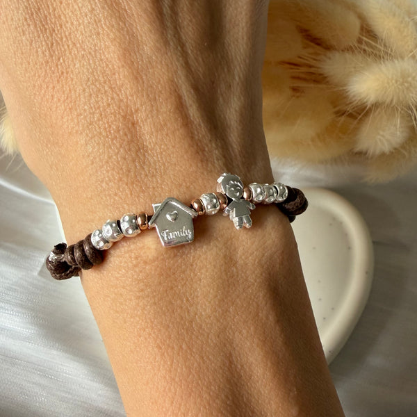 B145 Bracciale cordino cerato con granelli, casina ed elemento family
