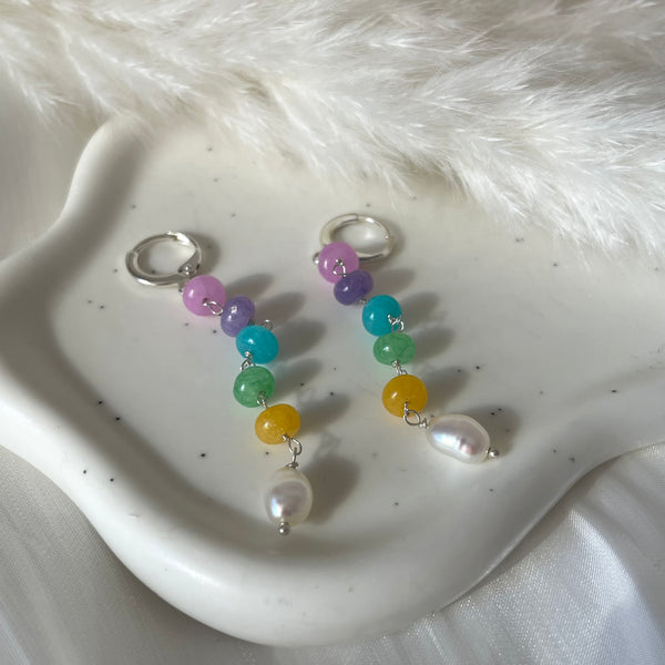 O0022 orecchini pendenti con rondelle arcobaleno e perla