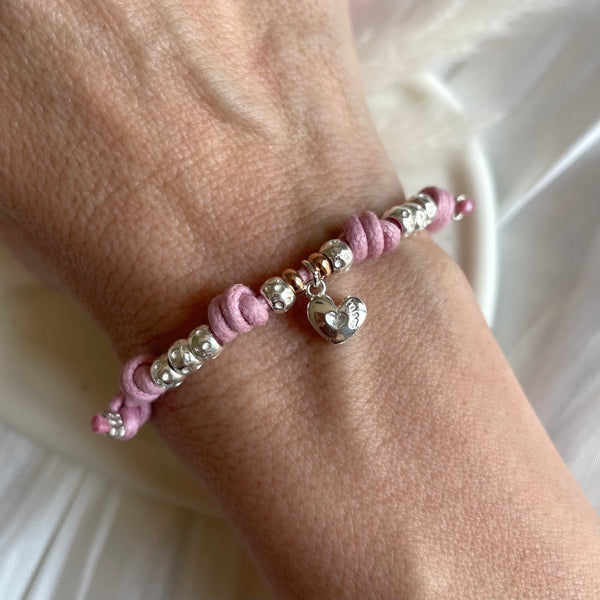 B0270 Bracciale in cordino cerato con granelli e cuore pendente