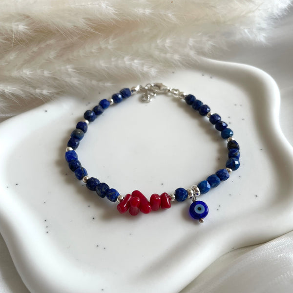 B0288 Bracciale con cubetti di lapislazzuli sfaccettati, corallo e occhio turco portafortuna