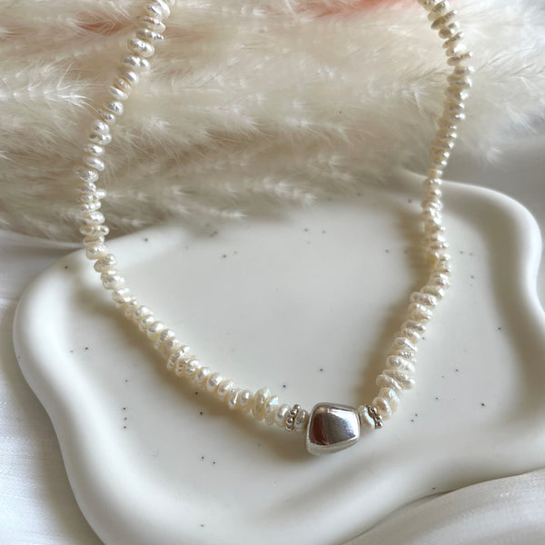 CL106 Collana con perle di fiume taglio conchiglia e pepitone centrale argento