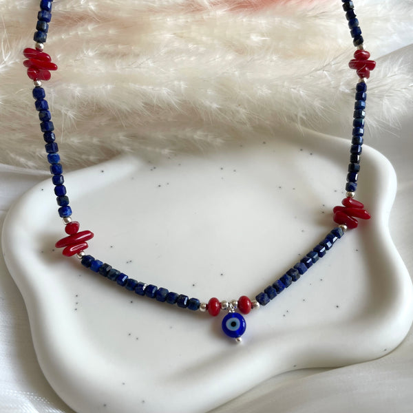 CL0179 Collana con cubetti di lapislazzuli sfaccettato, corallo e occhio turco portafortuna pendente