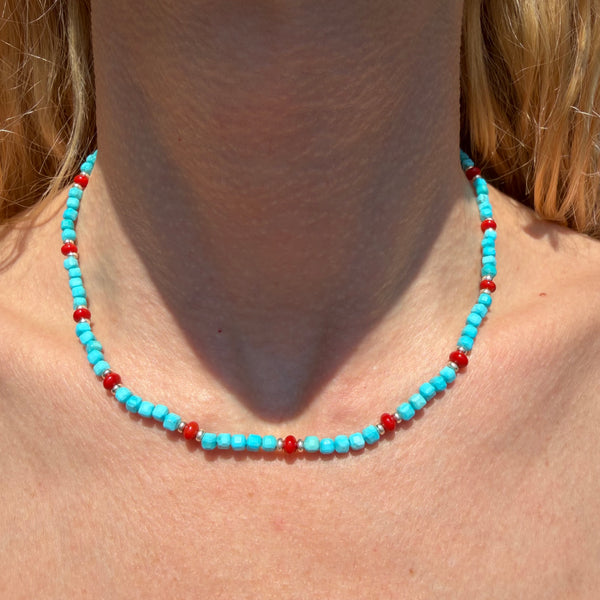 CL0180 Collana con cubetti di aulite sfaccettata, corallo e rondelle argento.