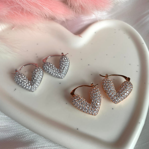 O011 Orecchini con cuore argentato o rosato con zirconi