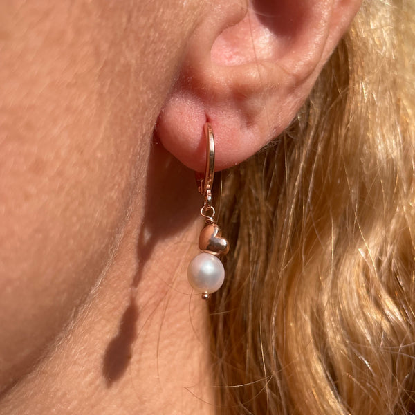 O018 Orecchini anelle con cuore e perla