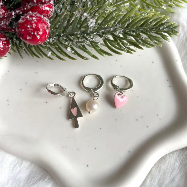 O006 Mono orecchini anelle con albero Christmas pink o perla o cuore smaltato di rosa