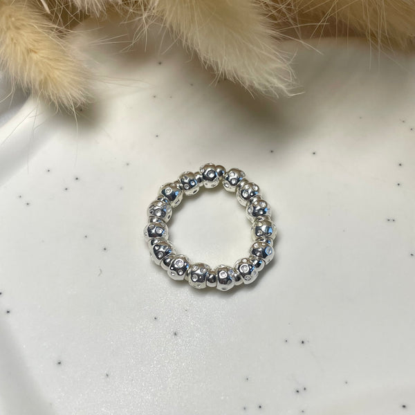 A011 Anello elasticizzato con granelli e mini palline