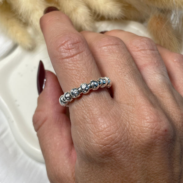 A011 Anello elasticizzato con granelli e mini palline