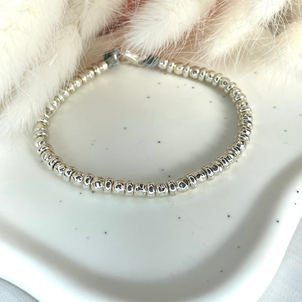 B078 Bracciale con palline martellate e rondelle