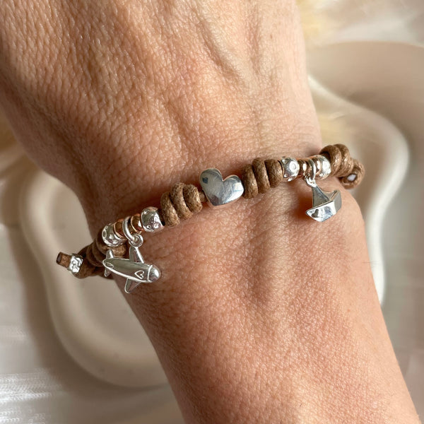 B0221 Bracciale viaggi cordino cerato, granelli, aereo e barca