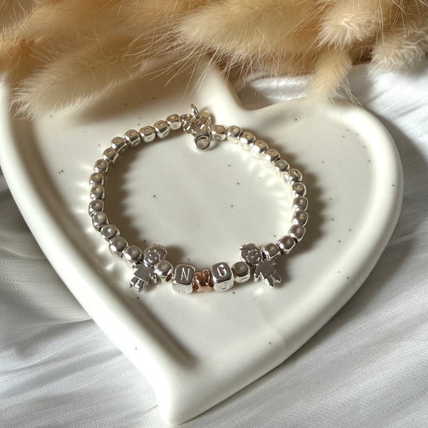 B0185 Bracciale pepite martellate medie con elementi passanti bimbi e iniziali