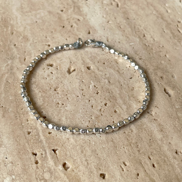 B004 Bracciale pepite martellate (disponibili in diverse dimensioni) con possibilità di mettere ciondoli o passanti.