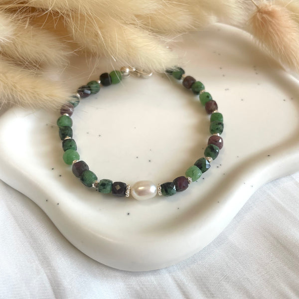 B0181 Bracciale con cubetti sfaccettati di rubini zoisite e perla al centro