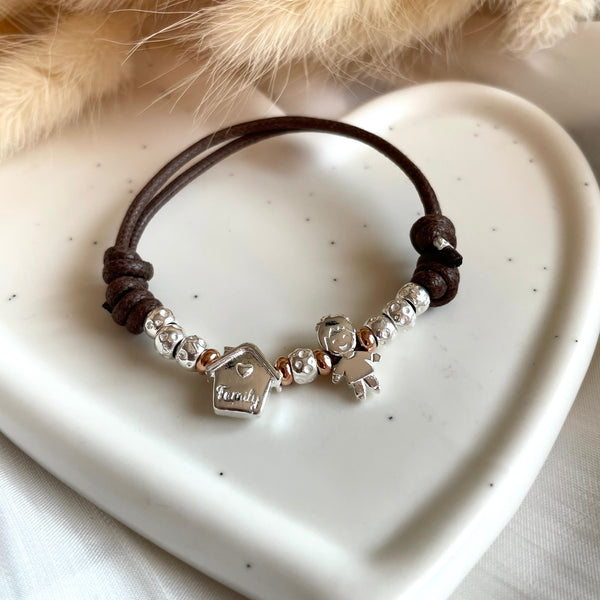 B145 Bracciale cordino cerato con granelli ed elementi family first a scelta