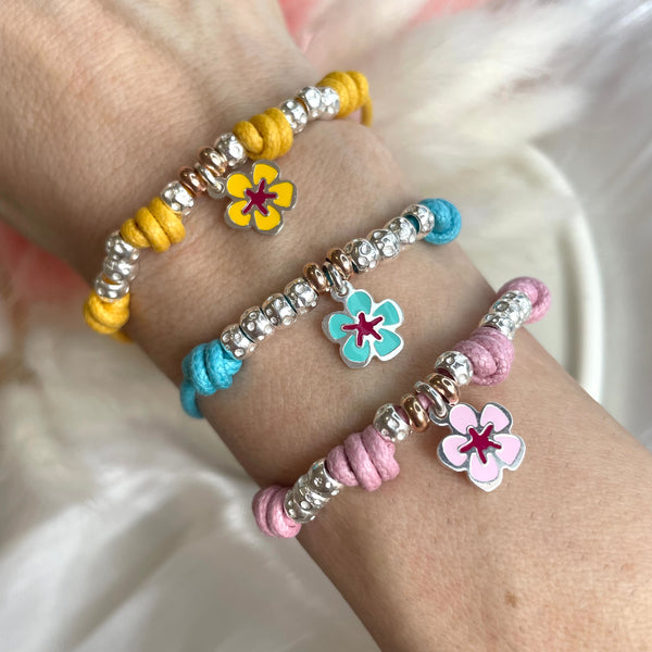 B149 Bracciale cordino cerato con granelli nuovi e fiore di ciliegio smaltato