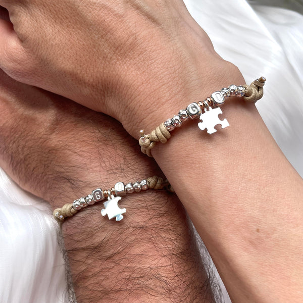 B166 Bracciale di coppia in cordino cerato con granelli nuovi+ iniziali e puzzle al centro