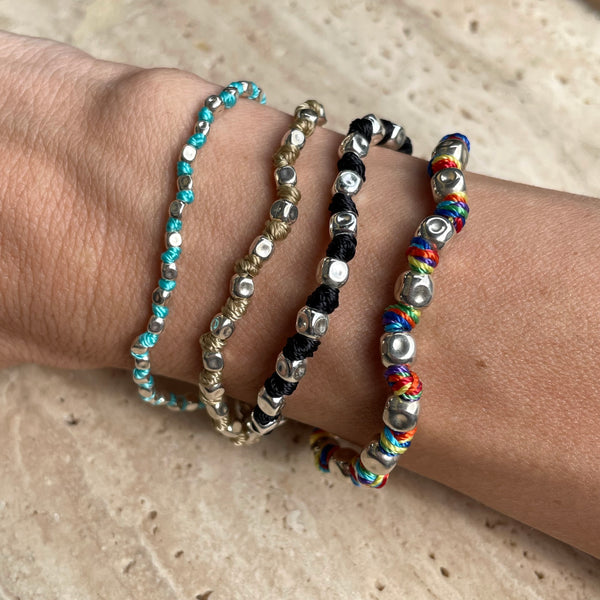 B009 Bracciale con pepite martellate di 4 dimensioni e nodini in filo nautico (colori a scelta) e possibilità di inserire ciondoli o passanti.