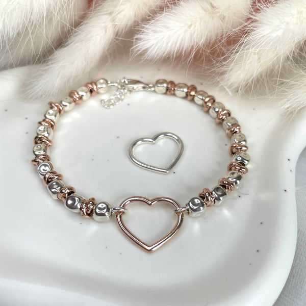 B125 Bracciale con pepite martellate medie e nodini rosati+ cuore vuoto grande centrale