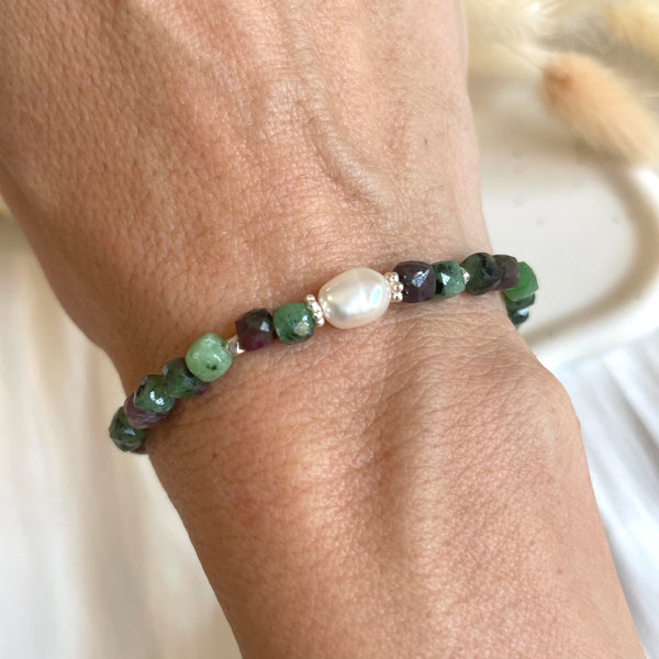 B0181 Bracciale con cubetti sfaccettati di rubini zoisite e perla al centro