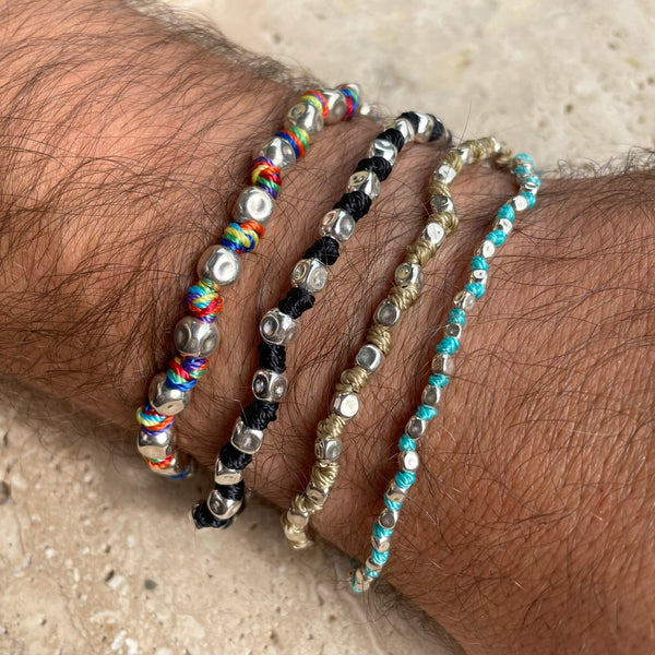 B009 Bracciale con pepite martellate di 4 dimensioni e nodini in filo nautico (colori a scelta) e possibilità di inserire ciondoli o passanti.