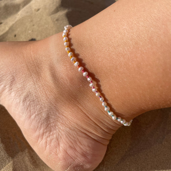 CV002 Cavigliera con perle di fiume e filo nautico multicolor