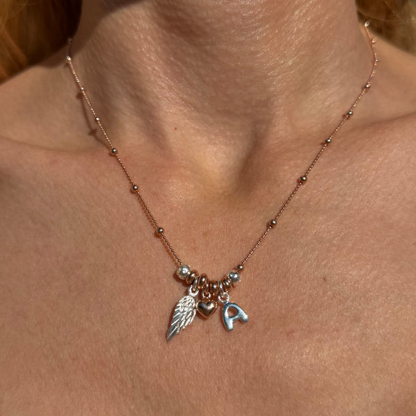 CL127 Collana palline alternate in argento con ala d’angelo pendente, cuore e iniziale pendente