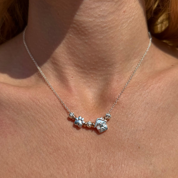 CL124 Collana rolò in argento con casina Family passante e zampa passante