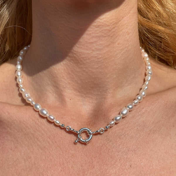 CL115 Collana in argento con perle di fiume in gradazione con moschettone porta ciondoli a scelta