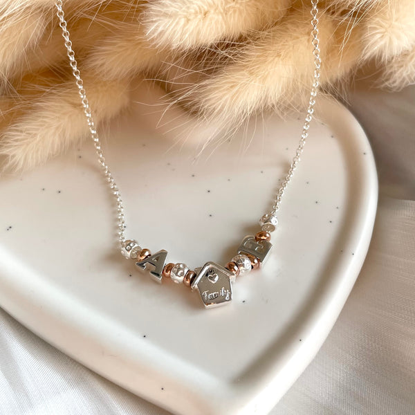 CL125 Collana rolò in argento con iniziali e casina Family passante