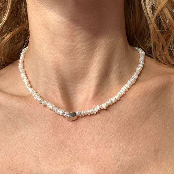 CL106 Collana con perle di fiume taglio conchiglia e pepitone centrale argento