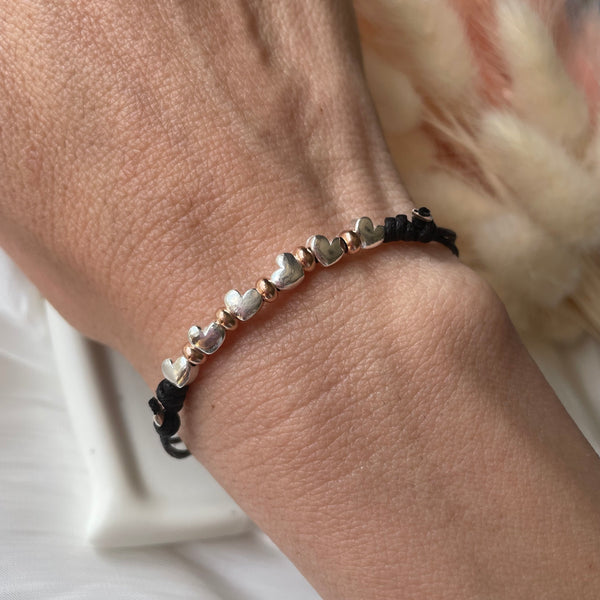 B162 Bracciale batticuori con cordino cerato sottile, cuoricini e rondelle rosate