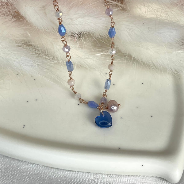 CL053 Collana rosario con cuore idrotermale colorato blu