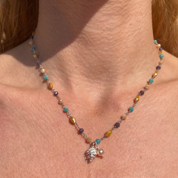CL120 Collana rosario in argento con pietre prugna, senape, verde e champagne e ciondolo pigna