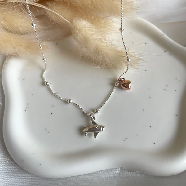 CL0137 Collana viaggi palline alternate in argento con aereo e cuore pendenti