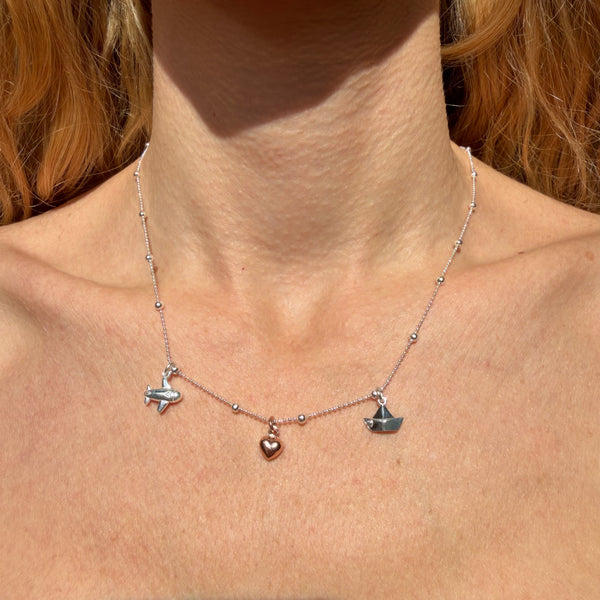 CL0138 Collana viaggi palline alternate in argento con aereo, barca e cuore pendenti