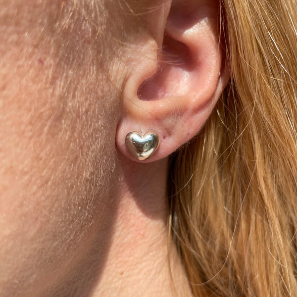 O009 Orecchini a lobo con cuore bombato piccolo