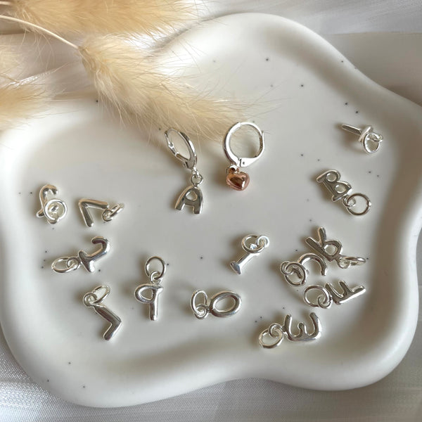 O011 Mono orecchini anelle argentate iniziale e cuore