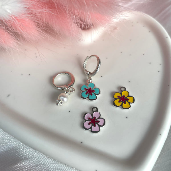 O012 Anelline pendenti con fiore e perla