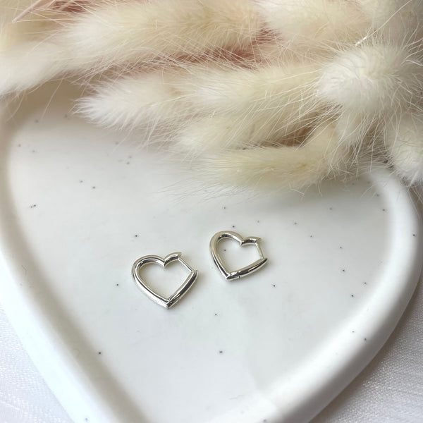 O014 Orecchini anelle a forma di cuore argentato
