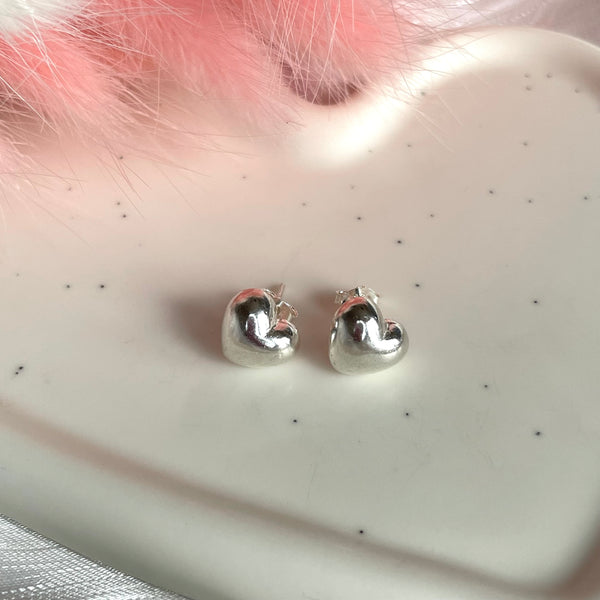 O009 Orecchini a lobo con cuore bombato piccolo